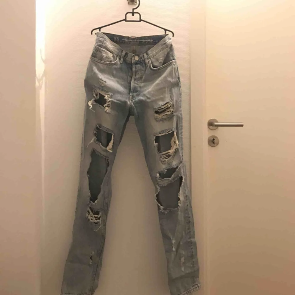 Super snygga  ljusblå jeans med hål i. Knappt använda alls. Dem är ifrån bik bok i storlek XS och finns inte att köpa längre.. Jeans & Byxor.