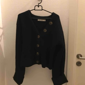  - Så så fin kofta från NA-KD i storlek xxs men passar även XS. Den är nästan aldrig använd och är även väldigt populär.