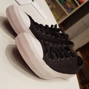  - Väl använda Converse, men nycket fint skick. Helt nytvättade, finns även vita (oanvända) skosnören till dom. Köparen står för frakten.