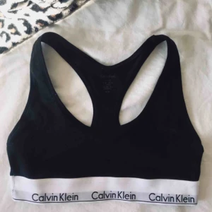  - Säljer denna bralette från calvin klein, nypris 329 kr. Endast använd 1 gång. 