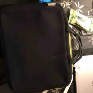  - Fodral till datorn, rymmer väldigt bra!! ❤️ nypris runt 200kr jag säljer 80kr