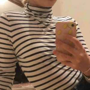  - Jag säljer en långärmad, randig polotröja med gulddetaljer på armen.    Ränderna är mörkblåa.   Köpt på Kappahl.   Storlek S .  Pris kan diskuteras  (Tvättas före den skickas)