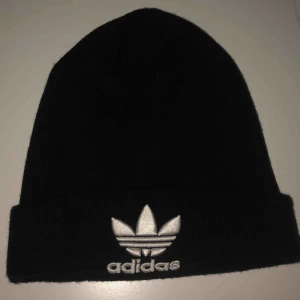  - Adidas mössa! Katt finns i hemmet. Kan fraktas men du själv står för frakten 30kr!