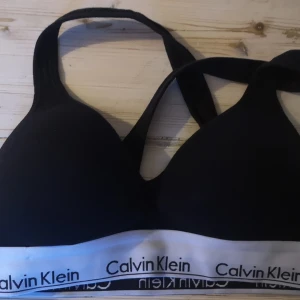  - En nästan helt ny calvin klein bh i jätte fint skick endast använd 1 gång. Säljs pga den är förliten. Köparen står för frakten💕