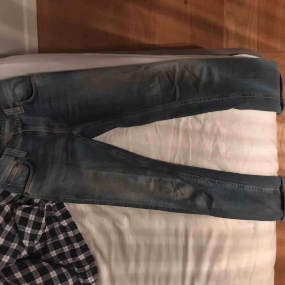 Ett par jeans från Nudie Jeans. Byxorna är i fint skick. Storleken är 25W 30L vilket är typ 152-164. Ny pris 1200kr. Jeans & Byxor.