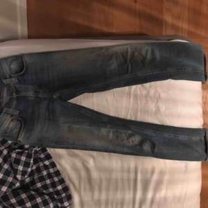Ett par jeans från Nudie Jeans. Byxorna är i fint skick. Storleken är 25W 30L vilket är typ 152-164. Ny pris 1200kr