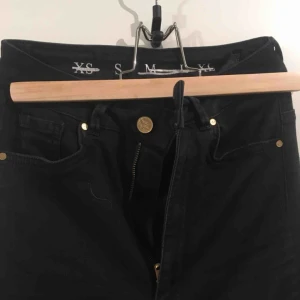  - Super skinny super stretchiga jeans. Väldigt höga i  midjan och super sköna. Gott skick nypris 500kr 120:- inkl frakt 