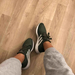Adidas skor  - Jätte snygga skor från Adidas. Endast använda inomhus. Nypris 900kr. Frakt ingår i priset💗🥰