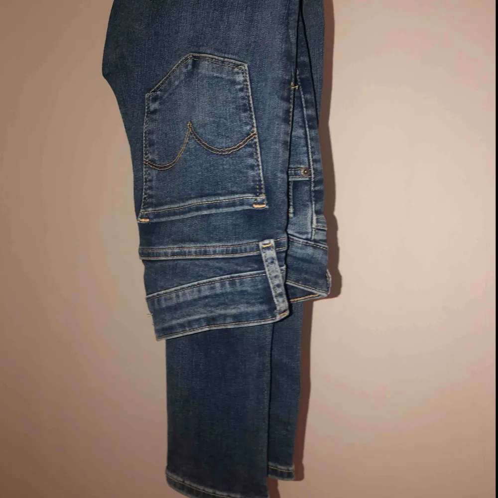 Ett par mörkblåa Levis jeans i storleken W26 L30. Modellen är 711 skinny. De är i perfekt skick då de bara är använda ett fåtal gånger🤩💖. Jeans & Byxor.
