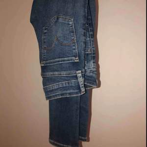Ett par mörkblåa Levis jeans i storleken W26 L30. Modellen är 711 skinny. De är i perfekt skick då de bara är använda ett fåtal gånger🤩💖