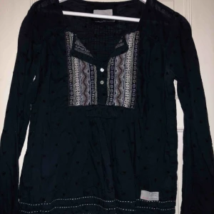  - Blus från Odd Molly, saknar två knappar, en vid bröstet och en vid ena armen men uppfyller sin funktion men därför det låga pristet.  Kan tänka mig sänka priset något vid snabb affär.  Mötes upp i Kungsbacka, Skene/Borås eller skickas mot fraktkostnad. 