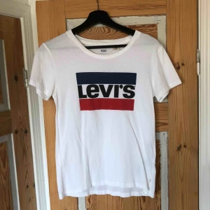  - Storlek xs men passar mig som vanligtvis har s! Använd fåtal ggr så helt fläckfri🤩 