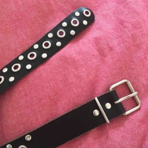  - Asballt bälte med nitar på, köpt på beyond retro. OBS, litet i storleken. 36kr frakt💗