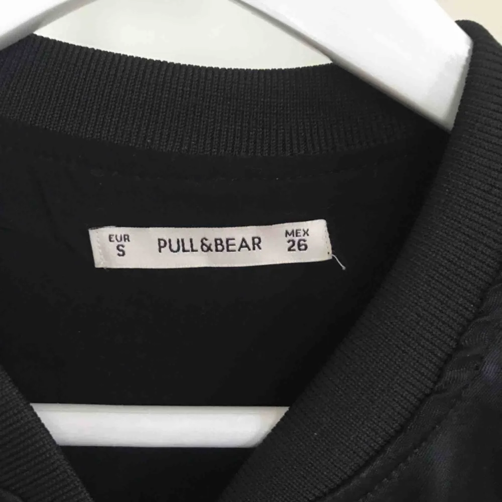 Asgym lång tunnare jacka alt som kaftan med mönster på ryggen från Pull & Bear, använd 1 gång sen har den bara hängt. Köparen står för frakt eller hämtas i Örebro. . Jackor.