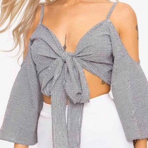  - Säljer denna fina knytblus som ej kommer till användning. Går att knyta på 2 sätt. 