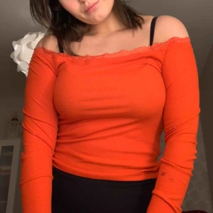  - En så fin offshoulder tröja med spets detalj. Den är orange/röd. Fläcken på ena ärmen har gått bort i tvätten, så den finns inte längre på tröjan<3 frakt tillkommer på 39kr