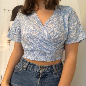  - Crop top från H&M 🌸 Köpt på barnavdelningen och är storlek 134/140, men funkar bra på XXS-XS! 