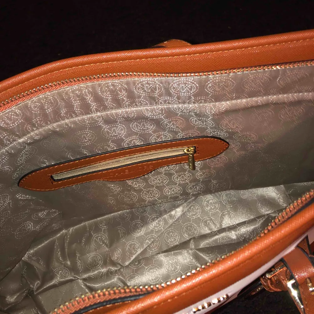 Fake ”MK väska”, helt ny med prislappen kvar🤩  super fin och väldigt användbar, förtjänar ett nytt hem🧡🧡. Väskor.