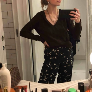  - Säljer denna fina kashmir kofta/hoodie på grund av ingen användning. Jätte mysig och fin färg. Märket är okänt då jag fick tröjan och den har ingen lapp...