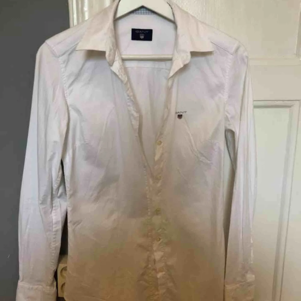 Klassisk vit skjorta från GANT. Superfin och som ny, använd ett fåtal gånger! Köparen står för frakt eller hämtas hos mig🥰 Säljs då den är för liten för mig!. Skjortor.
