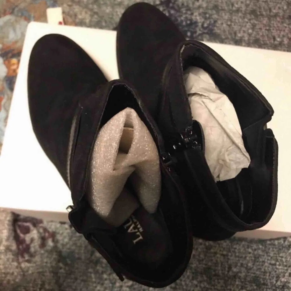 Helt nya svarta skor. Storlek: 37. Skor.