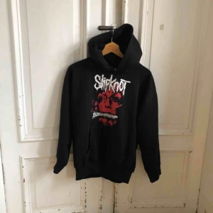  - Hoodie Slipknot. Kan hämtas i Uppsala eller skickas mot fraktkostnad 