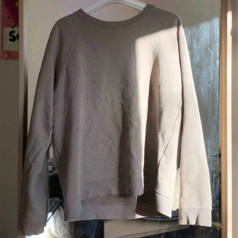 Normal fett najs tröja från zara. Det står att den är L men den är liten. För liten för mig som är 175 cm lång. Tröjor & Koftor.
