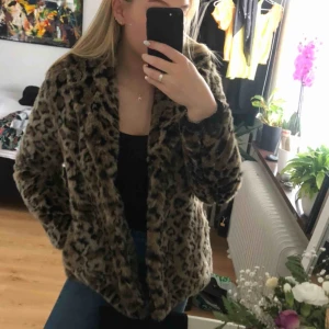  - Leopard jacka från H&M, nypris 1000, använd 1-2 gånger! Mycket skön och väldigt bra höstjackan! 