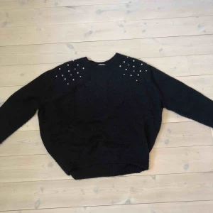  - Mysig tröja med pärlor! Köpt för ca 199kr använt fåtal gånger. Köpare står för frakt