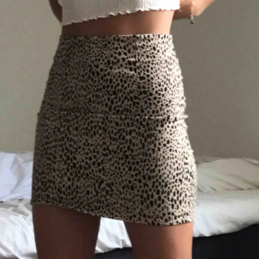 pris kan diskuteras, leopard kjol från brandy m. stretchigt material, dragkedja där bak. . Kjolar.