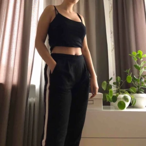  - Skitcoola byxor från pull&bear! Har rödvita revärer och stretchig midja. Säljer dem för att de är lite för korta för mig :/ Av samma anledning är de även endast använda vid ett fåtal tillfällen 