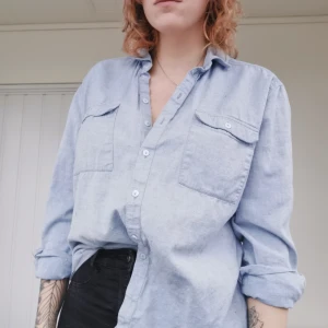  - Underbar bas skjorta från Topshop. Liten I storlek. Passar till det mesta. Köparen står för frakten ⚡