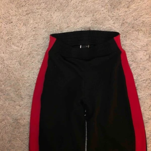  - Väldigt sköna byxor från ginatricot! Sitter väldigt bra och det är bootcut modell. Storlek XS, passar även S. Möts upp i Linköping annars stå köpare för frakt ❤️