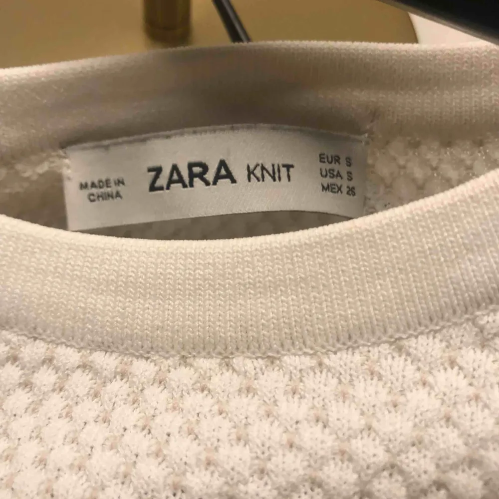 Vit/beige långärmad tröja från Zara som inte längre går att köpa. Storlek small och sitter jättesnyggt på. Köparen står för frakt!. Toppar.