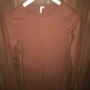  - Snygg långarmad klänning från Nelly. Kommer ner till knäna. 