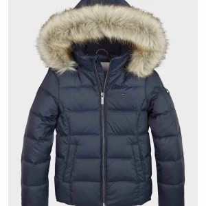  - Klassiska Tommy-vinterjackan;) köpt för 1800 använd typ aldrig, supermysig och varm:) fraktar