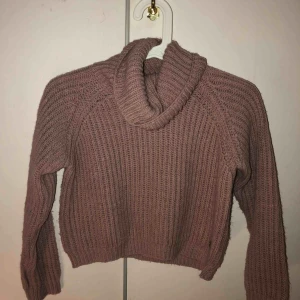 - Stickad smutsrosa tröja med krage. Väldigt skön och varm. Passar utmärkt nu när det är kallt. Barnstorlek men passar fortfarande mig och jag är 16 år