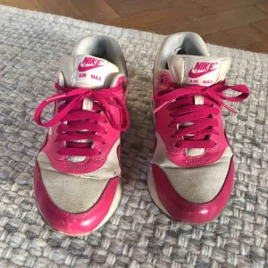 - Rosa/vita Nike Air Max. Extremt sköna. Använda en del därav billigt pris (ca 1000 lappen originalpris), men ändå i fungerande & gott skick.  Frakt tillkommer (ca 150kr) om dem måste postas. 