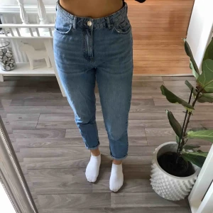  - Ett par Mom jeans från Gina tricot. Strl 36, använda några gånger men är väldigt fint skick. Frakt ingår i priset.