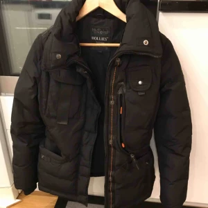  - Sparsamt använd vinterjacka då jag har andra. Köpt från butik nypris 3000. 