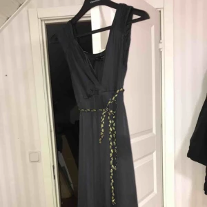  - Underbar klänning från Kappahl, inte använd. Kontakta för fler information