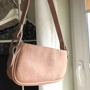  - Liten rosa väska, använd endast två ggr!! 