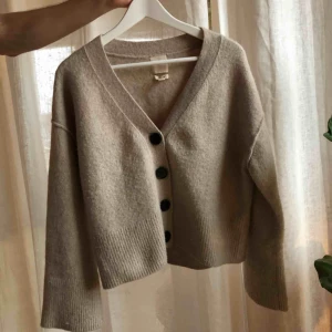  - så himla snygg kofta från H&M :—) jättepoppis från förra hösten! fin med tshirt under eller utan! fint skick men lite ytluddig, lätt att ta bort med en noppare. skickas för 63 kr eller möts upp på södermalm 