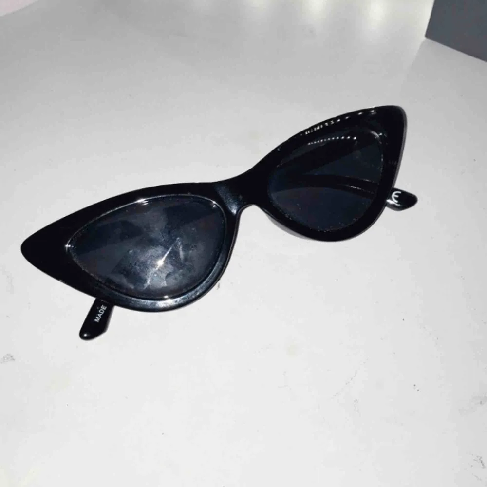 Säljer dessa as coola solglasögonen från Gina, aldrig använda dom är som helt nya!🤩 köparen står för frakt💓. Accessoarer.