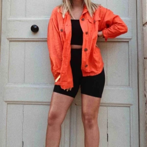  - Skjorta (skjortjacka) från Zara. Använd vid två tillfällen🥰🥰 riktigt fin röd färg och snygg fixar till en tråkig outfit 