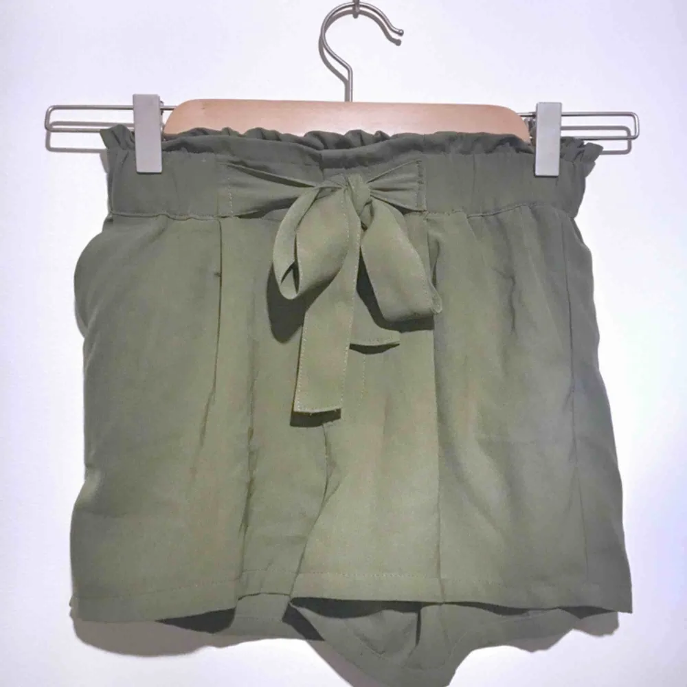 Som nya shorts. Militärgröna med ett skärp, HÖGMIDJADE!. Shorts.