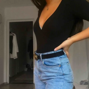  - En svart t-shirt body från H&M. Använd ett fåtal gånger. Säljs även i grå, köp båda för 89kr.💞💞