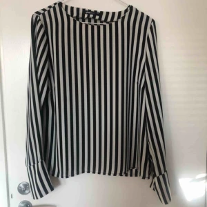 Blus från Gina Tricot - Snygg randig blus från Gina Tricot. Använd endast en gång! Liten slits på ärmen. Köparen står för eventuell frakt ❤️😇