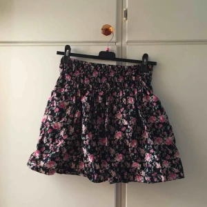  - Superfin kjol i väldigt bra skick. Storleken är S men den kan även passa på den som har M då det är ”gummiband” i midjan! 