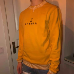  - Gul collegetröja med båtmotiv. 